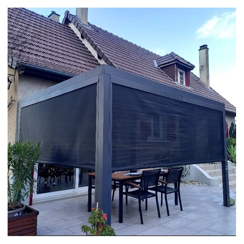 Pergola Bioclimatique Aluminium Anthracite 10,80m² Toit Avec Lames Ovales Aluminium + 2 Rideaux Gris Pour Les Côtés – HABRITA 1 Pergola Bioclimatique Aluminium Anthracite 10,80m² Toit Avec Lames Ovales Aluminium + 2 Rideaux Gris Pour Les Côtés – HABRITA